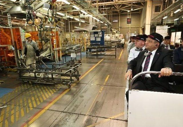 Bakan Fikri Işık Toyota Fabrikasında 1