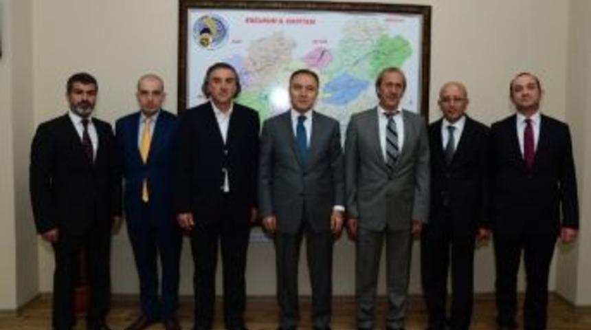 Kayak Kul&uuml;b&uuml; Y&ouml;neticileri Vali Altıparmak&rsquo;ı Ziyaret Etti