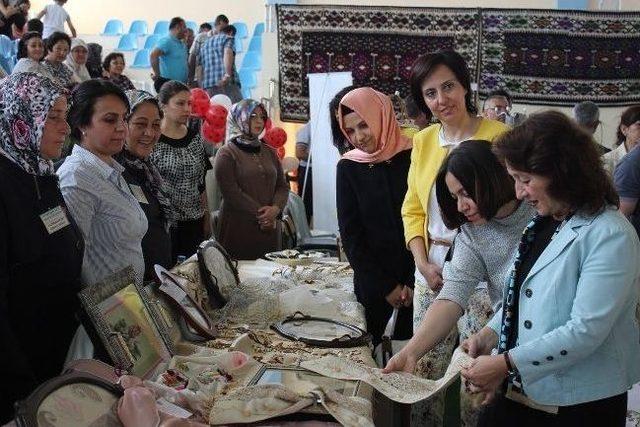 Korkuteli Halk Eğitim Merkezi Yıl Sonu Sergisi Açıldı