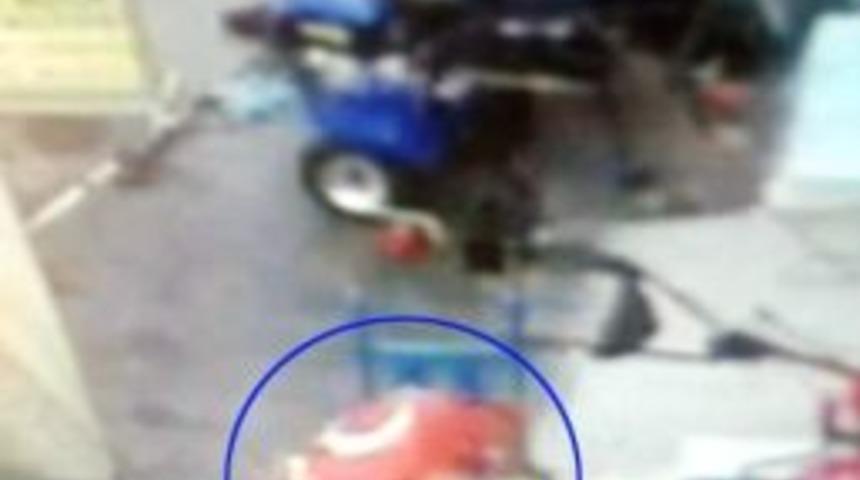 Bayrak Direğine Tırmanan Şahıs Kameralara Yansıdı
