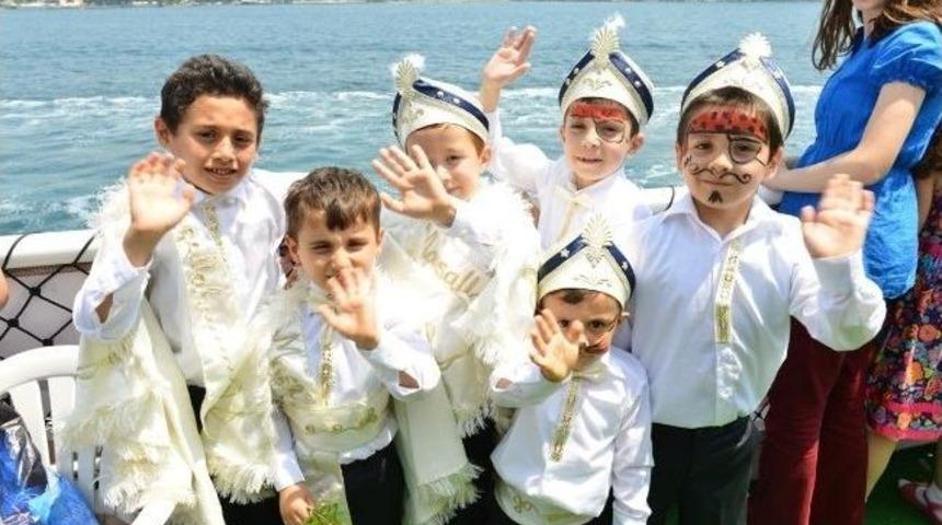 Fatih Belediyesi'nden S&uuml;nnet &Ccedil;ocuklarına Boğaz Turu