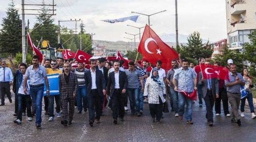 Ahlat&rsquo;ta Bayrağa Saygı Y&uuml;r&uuml;y&uuml;ş&uuml;