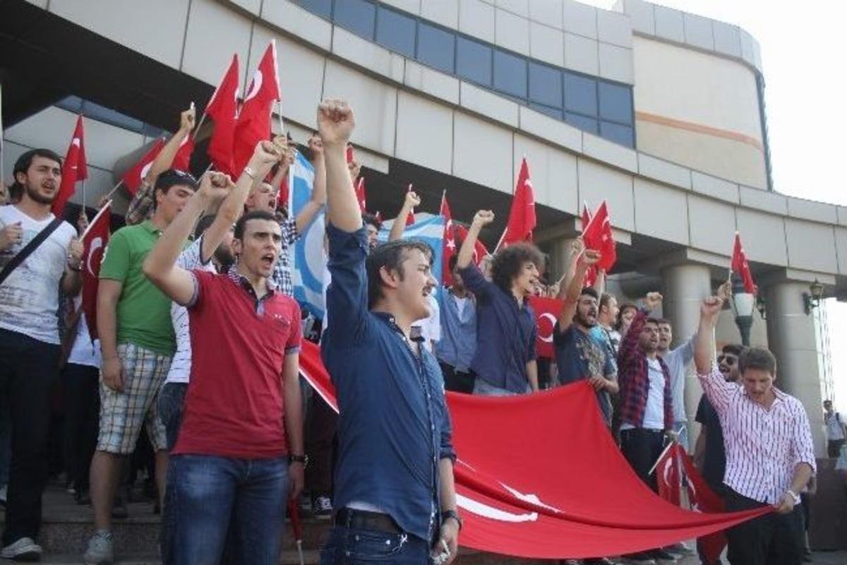 Kocaeli &Uuml;niversitesi'nde Bayrak Eylemi