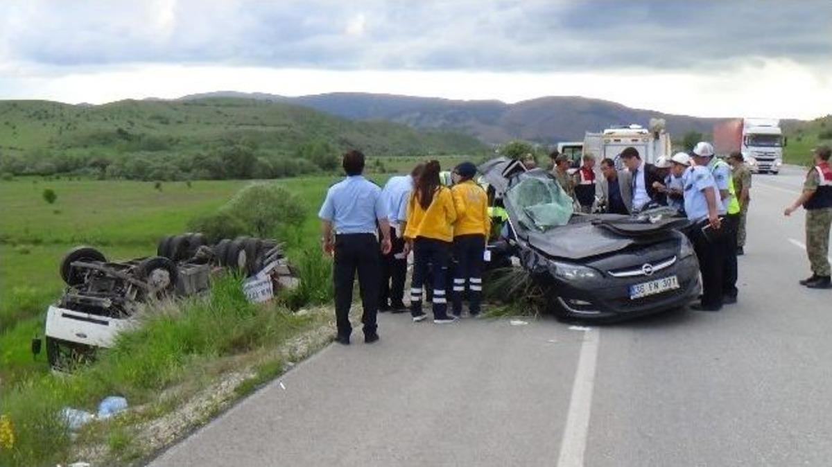 Erzincan&rsquo;da Kazada Bir Aile Yok Oldu: 5 &Ouml;l&uuml;, 2 Yaralı