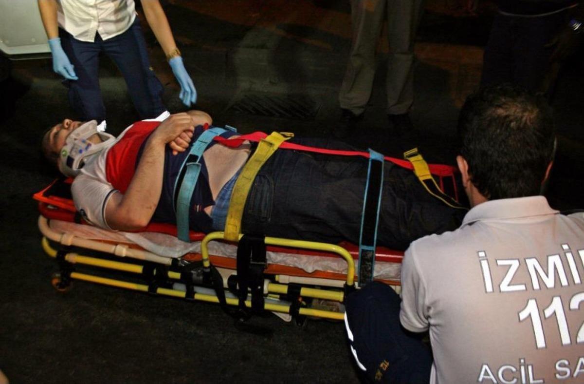 İzmir'de Otomobil Kaldırımdaki Yayaya &Ccedil;arptı: 1 &Ouml;l&uuml;, 3 Yaralı