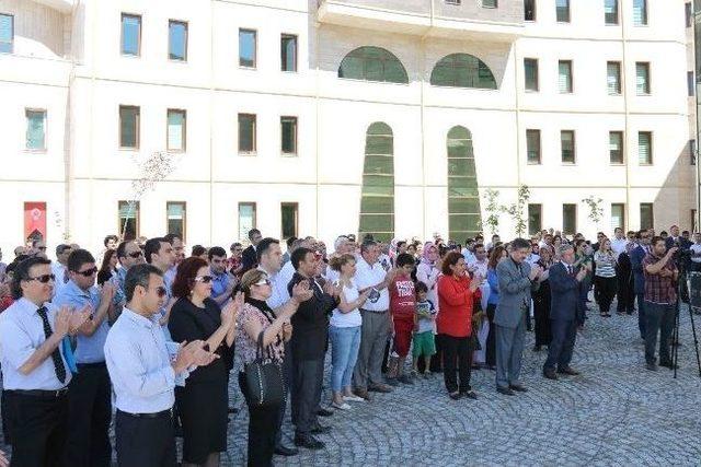 Üniversite Akademik Ve İdari Personeli İçin Yapılan Toki Konutları Hak Sahiplerine Teslim Edildi