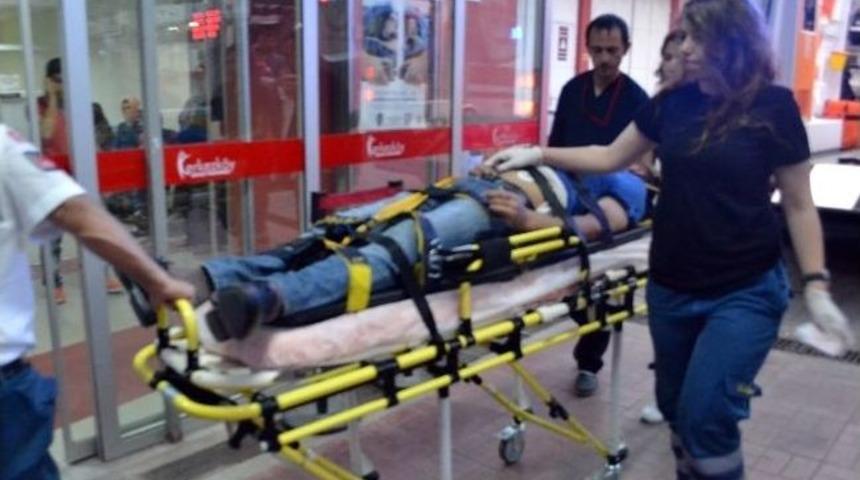 Hasta Taşıyan Ambulans Yayaya &Ccedil;arptı: 1 Yaralı
