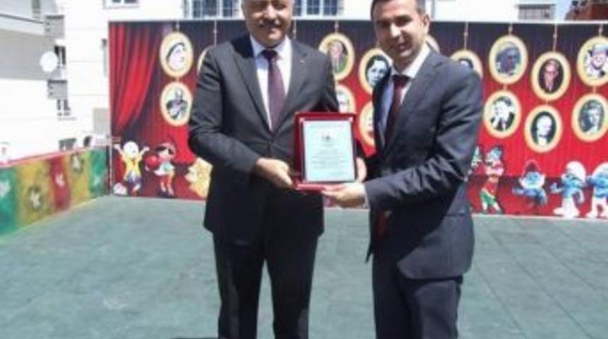 Neşet Ertaş Bilim Sanat &Ouml;d&uuml;l&uuml; D&uuml;nya Kırşehirliler Dernek Başkanı &Uuml;nal Kaya'nın