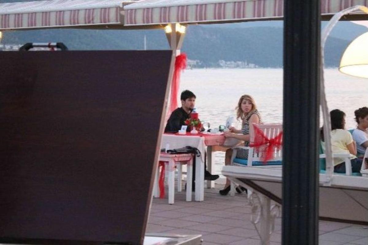 Fethiye&rsquo;de Teknede Pankart A&ccedil;ıp Evlenme Teklif Etti