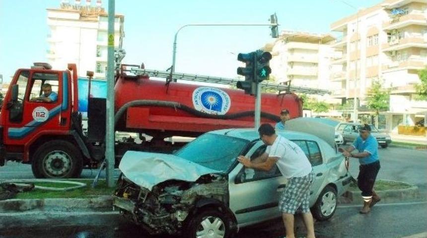 Manavgat'ta Trafik Kazası: İki Yaralı