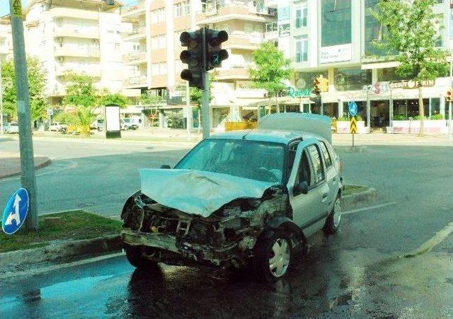 Manavgat'ta Trafik Kazası: İki Yaralı