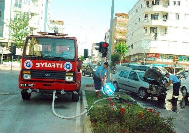 Manavgat'ta Trafik Kazası: İki Yaralı