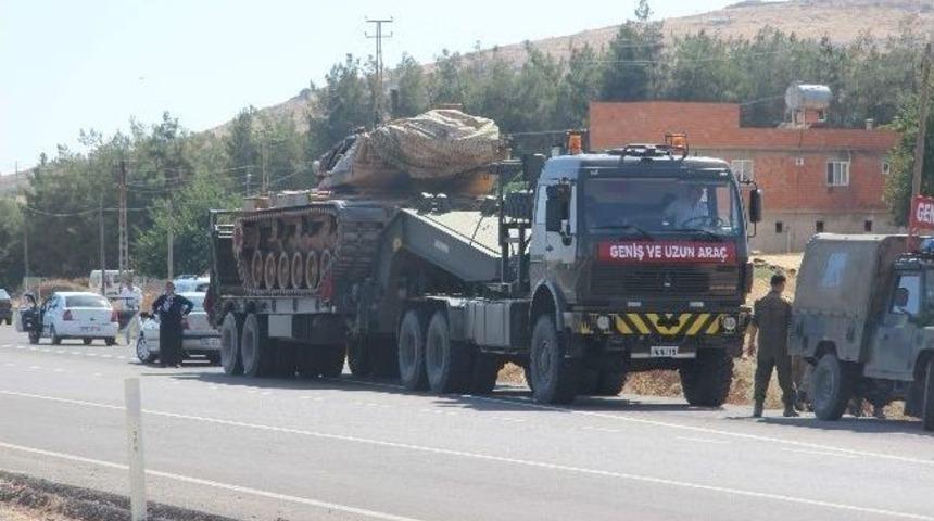 Suriye'de Işid'in Kontrol&uuml;ndeki B&ouml;lgenin T&uuml;rkiye Tarafına Tank Sevkiyatı Yapıldı