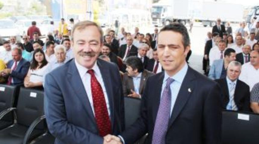 Başkan T&uuml;rk, bayrağa sahip &ccedil;ıktı
