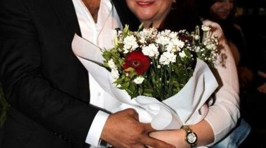 Eşine Doğum G&uuml;n&uuml;nde 100 Bin Liralık Otomobil Hediye Etti