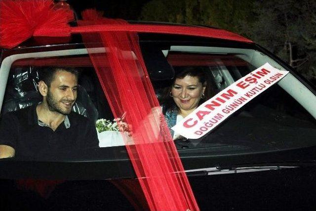 Eşine Doğum G&uuml;n&uuml;nde 100 Bin Liralık Otomobil Hediye Etti 1
