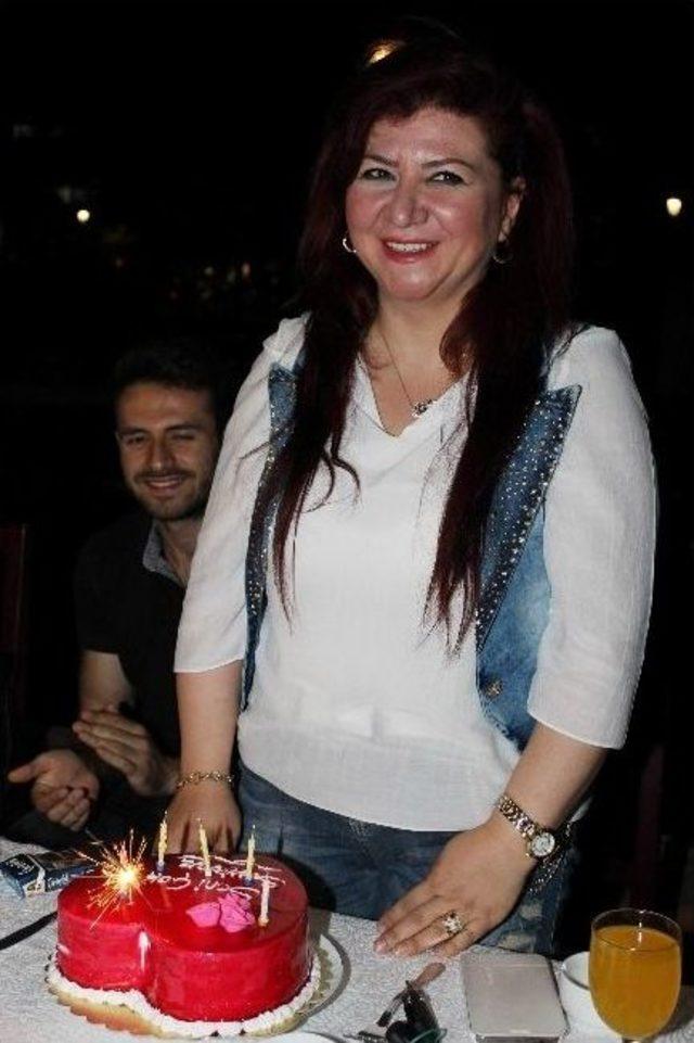 Eşine Doğum G&uuml;n&uuml;nde 100 Bin Liralık Otomobil Hediye Etti 2