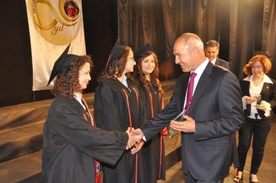 Liseli 144 Gkv&rsquo;li Alkışlarla Kep Atarak Mezun Oldu