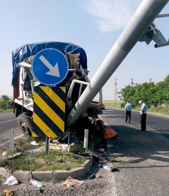 Yön Tabelasına Çarpan Sürücü Hayatını Kaybetti