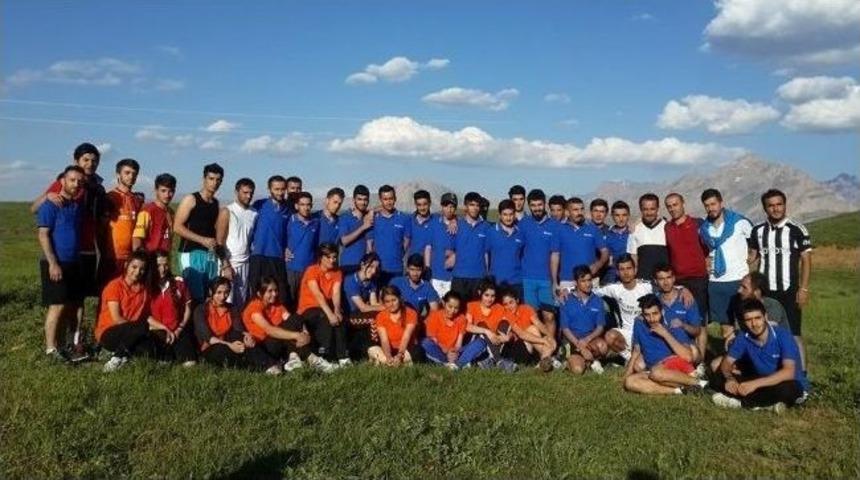 Hakkarili &Ouml;ğrenciler Spor Yaparak &Uuml;niversiteye Hazırlanıyor