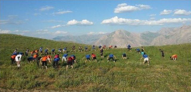 Hakkarili Öğrenciler Spor Yaparak Üniversiteye Hazırlanıyor