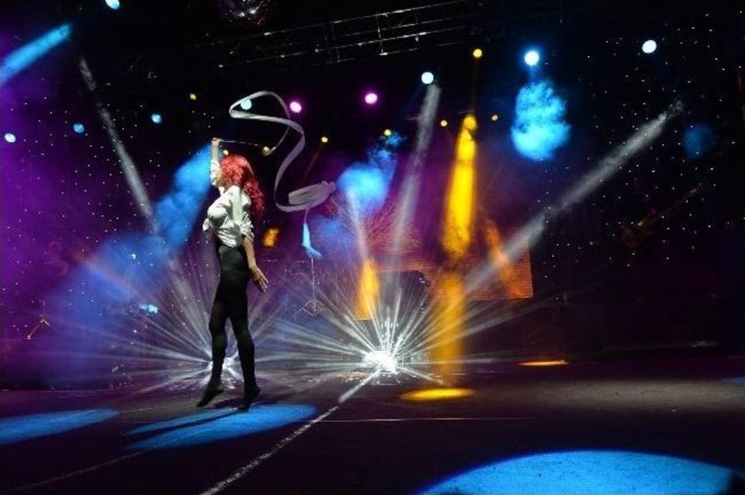 Festivalde Hande Yener Fırtınası Esti