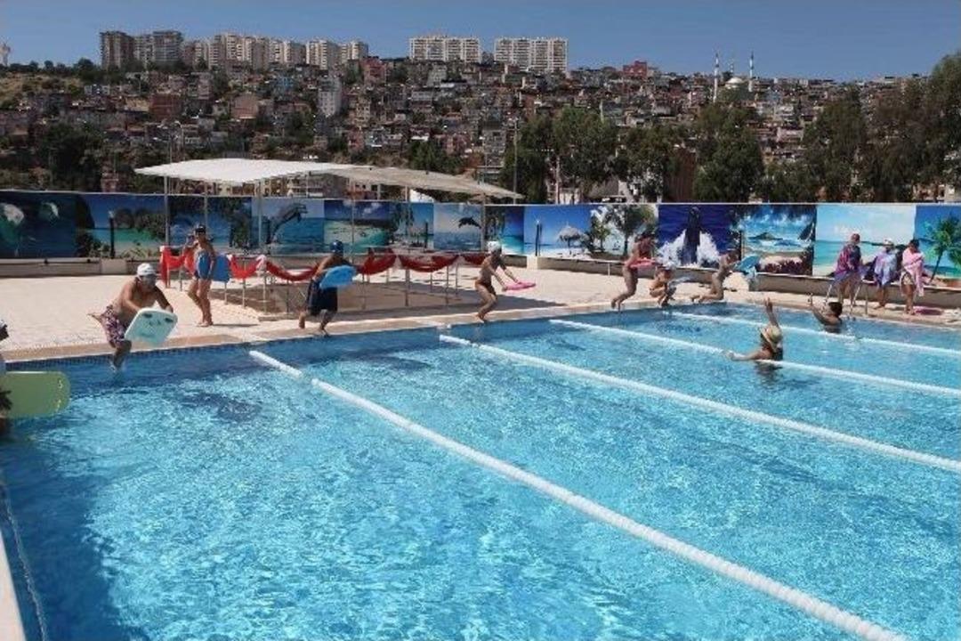 Bayraklı'da Havuzlar Cıvıl Cıvıl