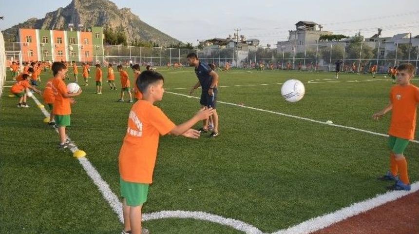 Kozan Belediyesi Yaz Futbol Okulu A&ccedil;ıldı