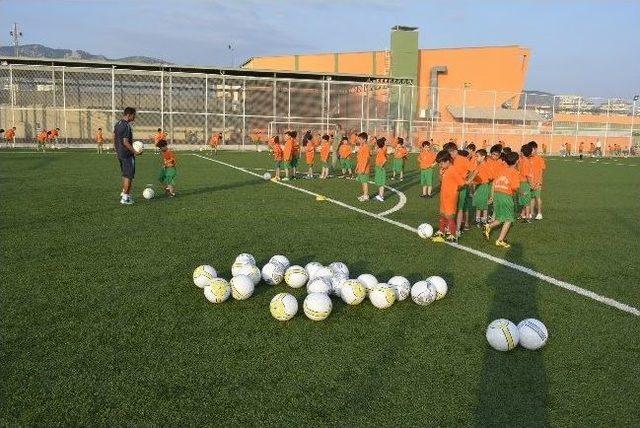 Kozan Belediyesi Yaz Futbol Okulu A&ccedil;ıldı 1
