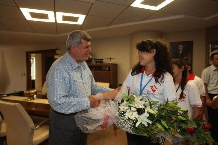 Koruma Altındaki Çocuklar Başkan Karaosmanoğlu’nu Ziyaret Etti G1