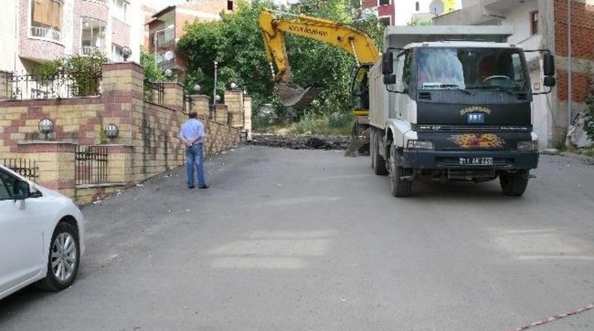 Sel Sularının Etkisiyle Bozulan Asfalt Yolda Onarım Çalışmaları