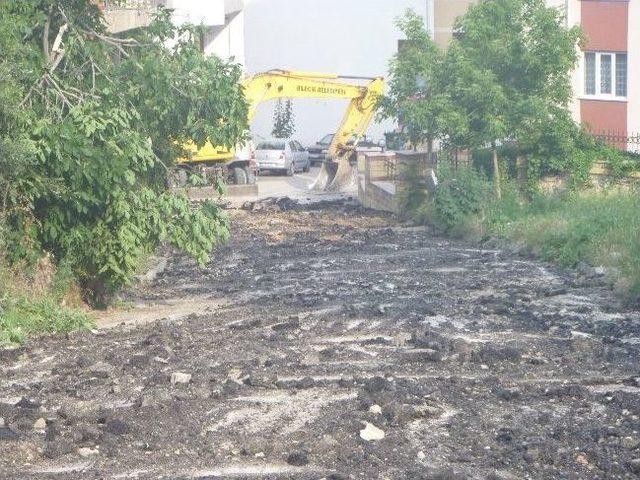 Sel Sularının Etkisiyle Bozulan Asfalt Yolda Onarım Çalışmaları 1