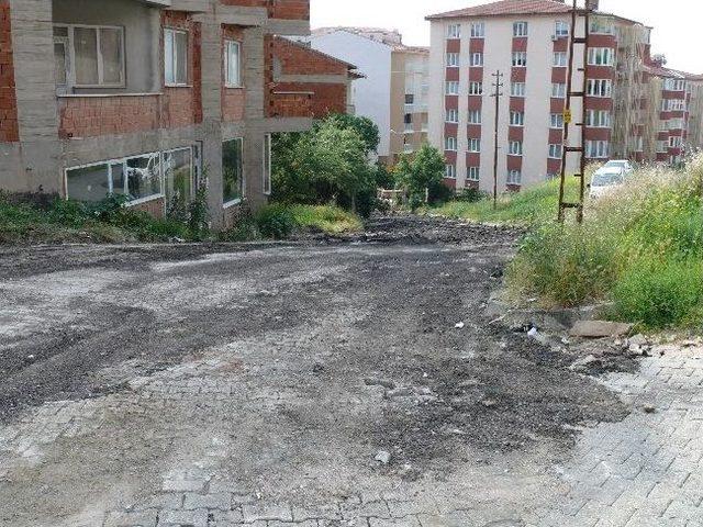 Sel Sularının Etkisiyle Bozulan Asfalt Yolda Onarım Çalışmaları 2