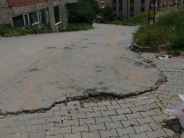 Sel Sularının Etkisiyle Bozulan Asfalt Yolda Onarım Çalışmaları 3