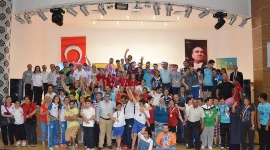 &Ouml;zel Sporcular Madalyalarını Aldı