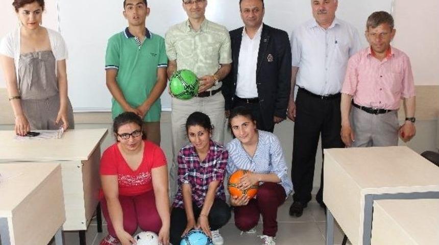 &Ouml;zel &Ouml;ğrenciler Karne Hediyelerini Aldı