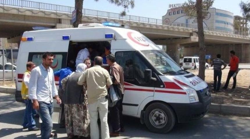 Hasta Taşıyan Otomobil Başka Bir Otomobille &Ccedil;arpıştı