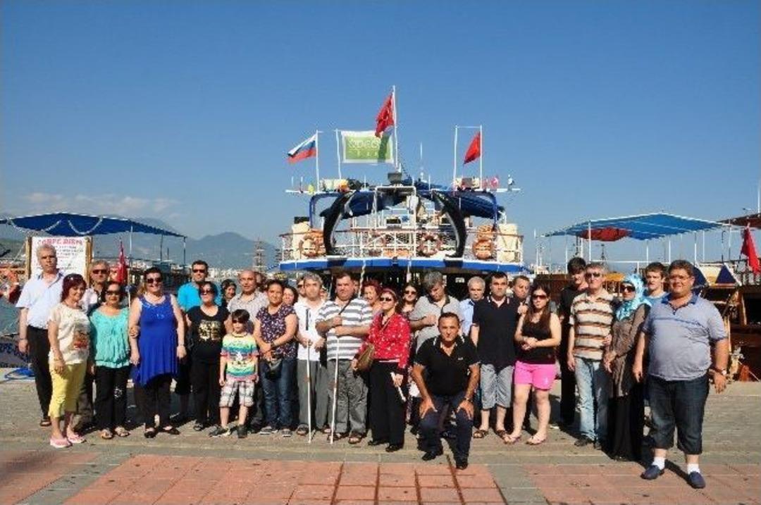 Engelsiz Mikrofon Yarışmasının Finalistleri Mavi Turda