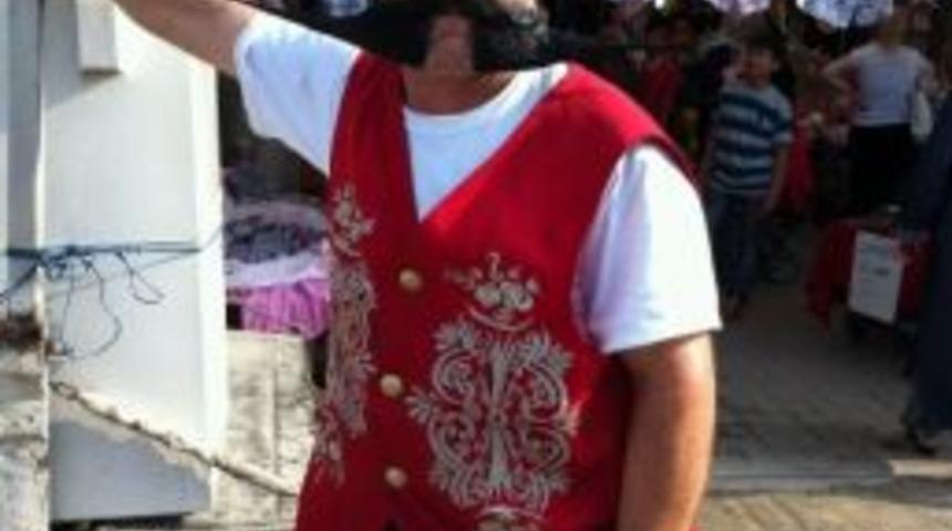 Yarım Metrelik Bıyığı İle Panayırın İlgi Odağı Oldu