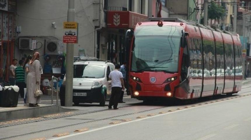 Sorumsuz S&uuml;r&uuml;c&uuml;ler Tramvay Seferlerini Aksatıyor