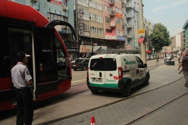 Sorumsuz Sürücüler Tramvay Seferlerini Aksatıyor