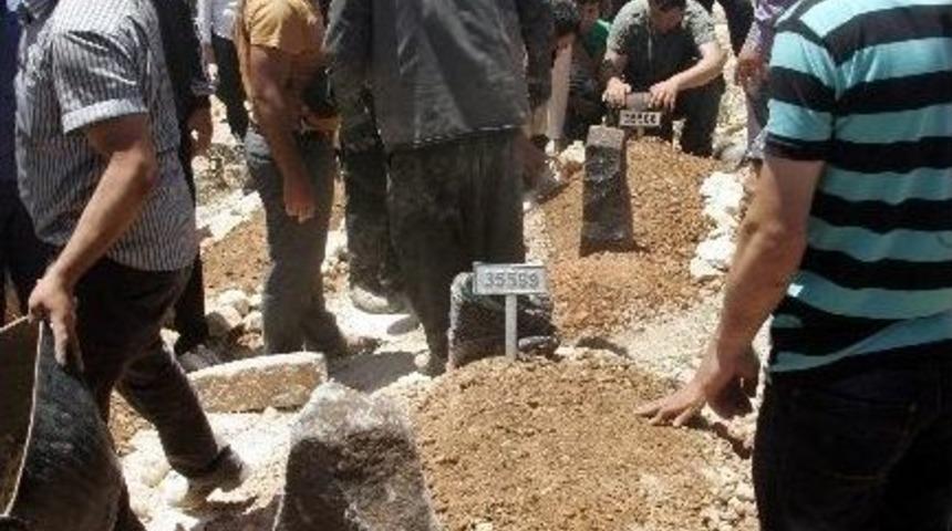 Trafik Kazasında &Ouml;len Aynı Aileden 4 Kişi Toprağa Verildi