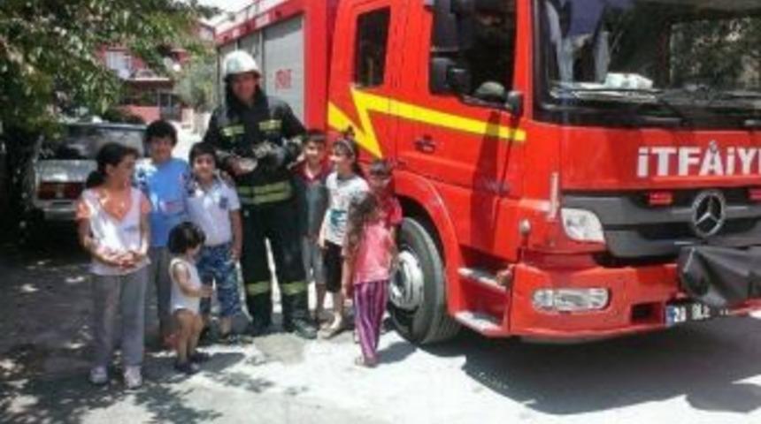 &Ccedil;ıktığı Ağa&ccedil;ta Mahsur Kalan Tekir &Ccedil;ocukların İhbarıyla Kurtarıldı