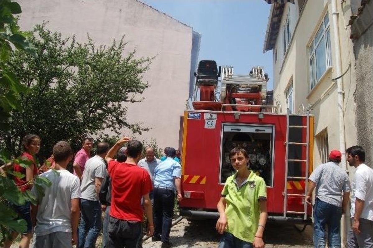 Lapseki'de Metruk Binada Yangın