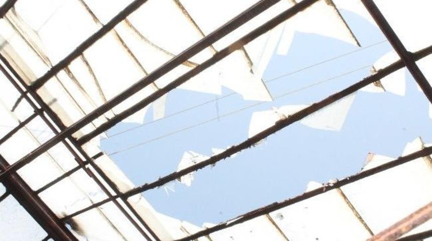 Cam Serayı Tamir Ederken Y&uuml;ksek Gerilim Hattına Kapıldı