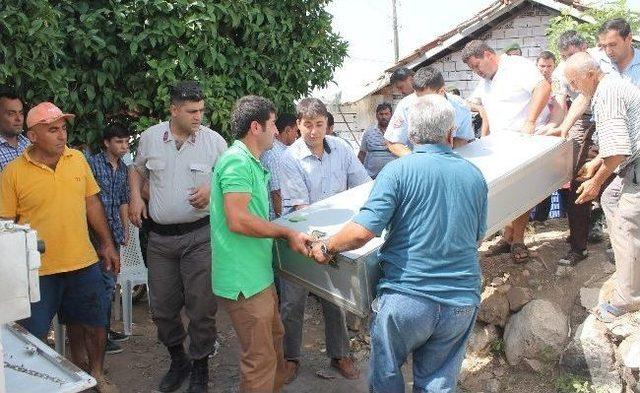 Cam Serayı Tamir Ederken Yüksek Gerilim Hattına Kapıldı