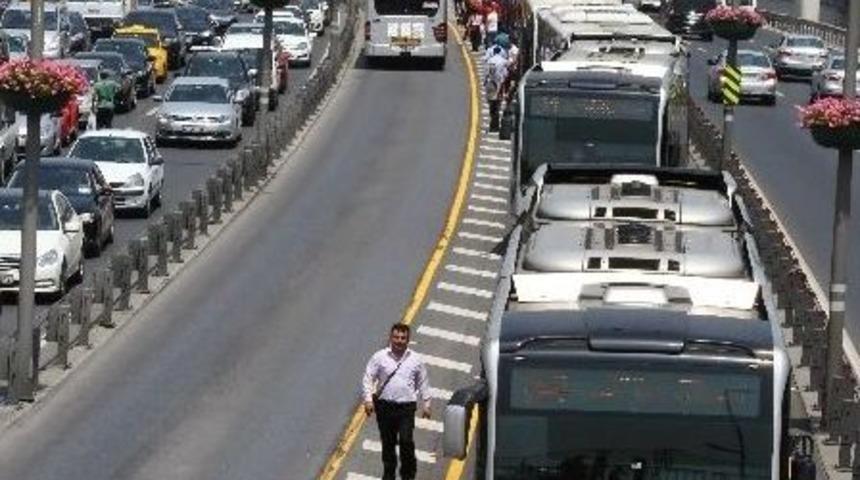 Metrob&uuml;s, Polisten Ka&ccedil;an Seyyar Satıcıya &Ccedil;arptı