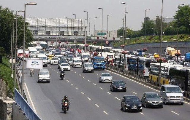 Metrobüs, Polisten Kaçan Seyyar Satıcıya Çarptı