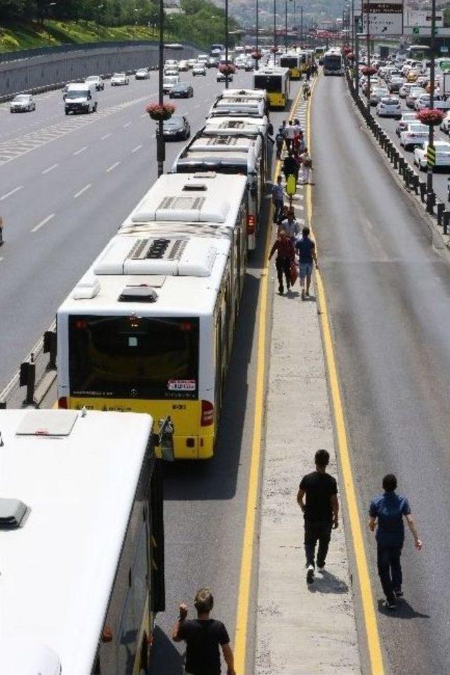 Metrobüs, Polisten Kaçan Seyyar Satıcıya Çarptı