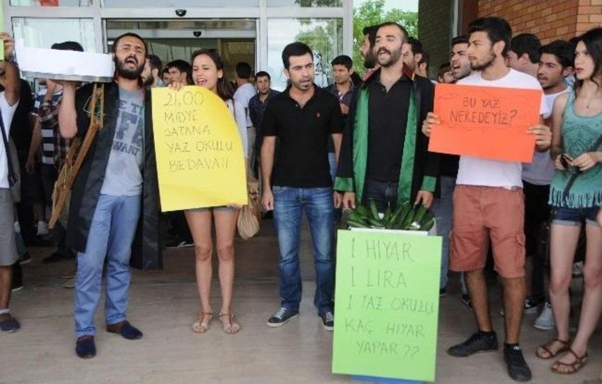 Hukuk &Ouml;ğrencilerinden Salatalık Ve Midyeli Eylem